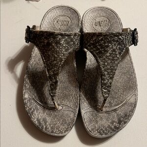 Fitflop Black and Gray Textured Sandals